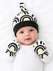 Arch Garden Hat & Mitts Set in use